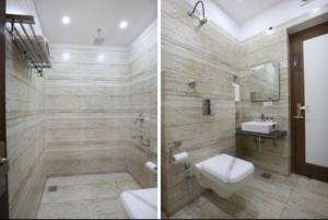 2 immagini di un bagno con servizi igienici e lavandino di HOTEL SILVER PALM a Zirakpur