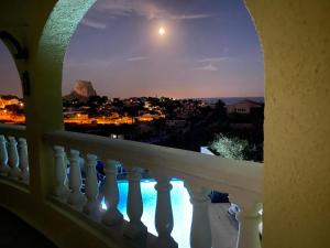un balcón con vistas a la luna en Villa Romeo, en Calpe