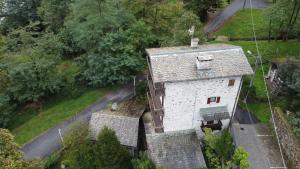 - une vue aérienne sur une maison en pierre avec des arbres dans l'établissement Al Carotin, à Mantello