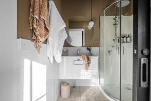 un bagno con doccia, lavandino e specchio di Ship Inn Stanley a Stanley