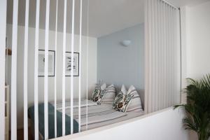 a room with a white wall and a black and white wall at Anastacia Premium Apartment FREE Parking & Self Check-in in Graz