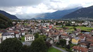 uma cidade num vale com montanhas ao fundo em B&B Al Carotin em Mantello