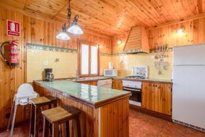 a kitchen with a counter top and a refrigerator at Casa las Olivas in Sayalonga