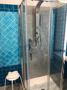 La salle de bains est pourvue d'une douche et de carrelage bleu. dans l'établissement H Rooms boutique Hotel, à Naples