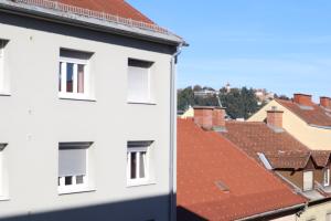 vistas a los tejados desde un edificio en APSTAY central station I Self Check-in I FREE Parking, en Graz