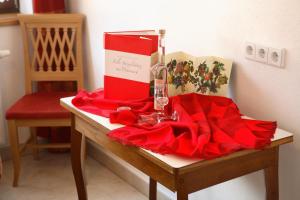 リート・イム・ツィラータールにあるFerienhof Lacknerのワイングラスと赤い箱が置かれたテーブル