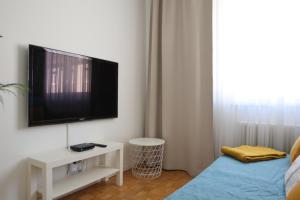 a room with a television and a bed in it at Anastacia Premium Apartment FREE Parking & Self Check-in in Graz