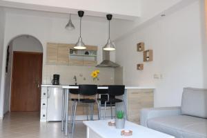 una cucina e un soggiorno con divano e tavolo di Baou House a Metsovo