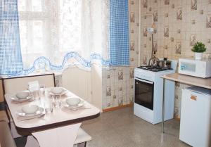 Η κουζίνα ή μικρή κουζίνα στο Apartment "Kvartirniy Vopros" on Stroiteley 8