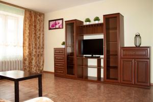En TV eller et underholdningssystem på Apartment "Kvartirniy Vopros" on Stroiteley 8