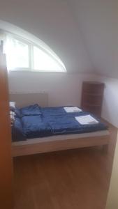 łóżko w pokoju z oknem w obiekcie Bliss apartment w mieście Tata