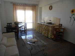 un soggiorno con divano e tavolo di Affittacamere Prestige a Mazara del Vallo
