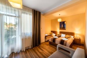 a hotel room with two beds and a window at Rezydencja Familia in Świnoujście