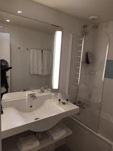 Koupelna v ubytování Holiday Inn Lille Ouest Englos by IHG