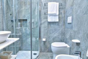 ein Badezimmer mit Dusche, Toilette und Waschbecken in der Unterkunft Hotel Mec in Mailand