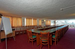 una mesa larga en una habitación con sillas en Hotel Pliska All inclusive, en Golden Sands