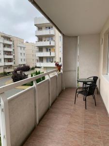 balkon ze stołem i krzesłami na budynku w obiekcie Przytulna Siódemka by Rentoom w Toruniu