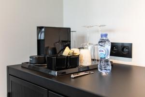 a counter with a bottle of water on a counter top at Hôtel Vedette in Profondeville