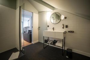 a bathroom with a sink and a mirror at Hôtel Vedette in Profondeville +49 photos