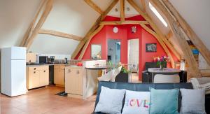 een keuken en een woonkamer met een bank in een kamer bij LA FERME DES NONAINS in Montjavoult
