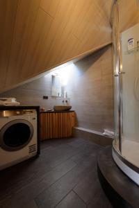 een keuken met een wasmachine in de kamer bij la Nouchettière in La-Roche-en-Ardenne