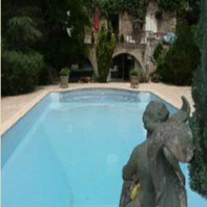 a statue of an elephant next to a swimming pool at Chambres d'hôtes Les Pratges in Figeac