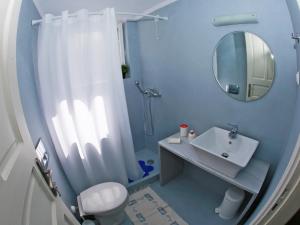 Ett badrum på Theano Guesthouse