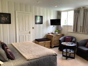 Habitación de hotel con cama y silla en Alexandra Court en Harrogate