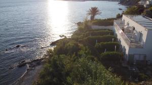 uma casa numa colina junto à água em La Rosa dei Venti Resort em Piombino