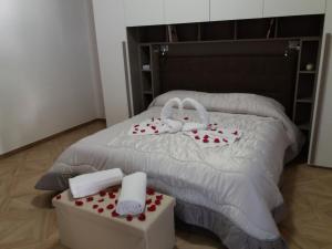 ein Bett mit zwei Handtüchern und einer Schachtel darauf in der Unterkunft B&B LA VALLE DEL RE in Itri