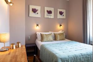 Voodi või voodid majutusasutuse Hotel des Arceaux toas