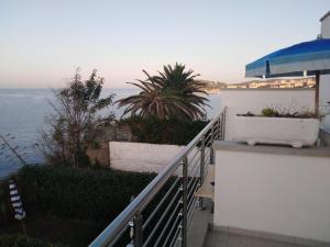 einen Balkon eines Hauses mit Meerblick in der Unterkunft La Rosa dei Venti Resort in Piombino