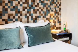 Voodi või voodid majutusasutuse Hotel des Arceaux toas