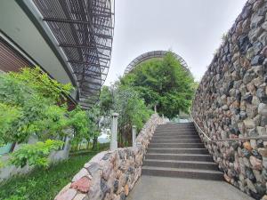 een stenen muur en trap naast een gebouw bij 360 Panoramic View in Khaoyai in Nong Nam Daeng
