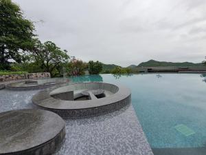 een zwembad met een vuurplaats in het midden bij 360 Panoramic View in Khaoyai in Nong Nam Daeng