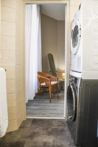 eine Waschküche mit Waschmaschine und Trockner in der Unterkunft Monkey 2 SALLES BAIN et 1 WC hypercentre 6 pers in Épernay