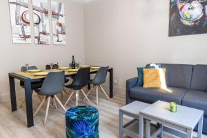 ein Wohnzimmer mit Tisch und Stühlen und einer Couch in der Unterkunft Monkey 2 SALLES BAIN et 1 WC hypercentre 6 pers in Épernay