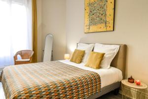 ein Schlafzimmer mit einem Bett mit einer Decke in der Unterkunft Monkey 2 SALLES BAIN et 1 WC hypercentre 6 pers in Épernay