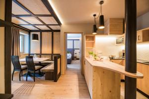 Kuchyň nebo kuchyňský kout v ubytování myLoisl Apartments