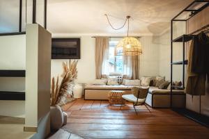 uma sala de estar com um sofá e uma mesa em Der Steinerwirt - hangout & hotel em Lofer