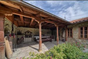 un patio al aire libre con pérgola de madera en Villa Fiikova, en Medven