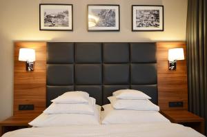 シュクラルスカ・ポレンバにあるVilla Grace - wypoczynek bez dzieciのベッドルーム1室(大型ベッド1台、黒いヘッドボード付)