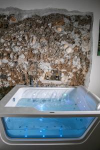 una vasca idromassaggio in un muro di pietra di Salerno Mare e Luci Deluxe a Salerno