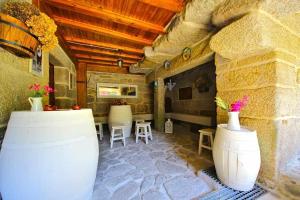 Telewizja i/lub zestaw kina domowego w obiekcie Cas do Mestre Casa rural con Encanto