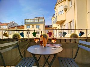 - une table avec deux verres de vin sur le balcon dans l'établissement Nestor&Jeeves - SWEETHEART - Hyper center - Close sea and Old Town, à Nice