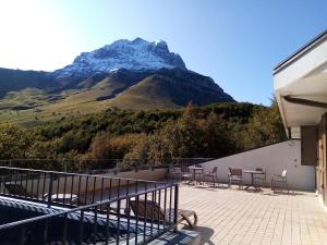 una vista su una montagna dal balcone di una casa di Residence Orso Bianco a Pietracamela