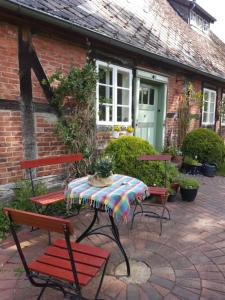 Restaurace v ubytování Ferienwohnung im denkmalgesch. Bauernhaus von 1806 nahe Lüneburg