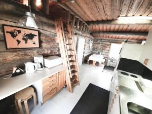 una cocina con una cabaña de madera con una escalera en Riemula cabin, en Kuusamo