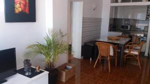 een woonkamer met een tafel en een eetkamer bij Trindade Apartment in Porto