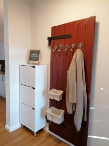 a sliding barn door with towels and a refrigerator at Strohböhn in Oldendorf